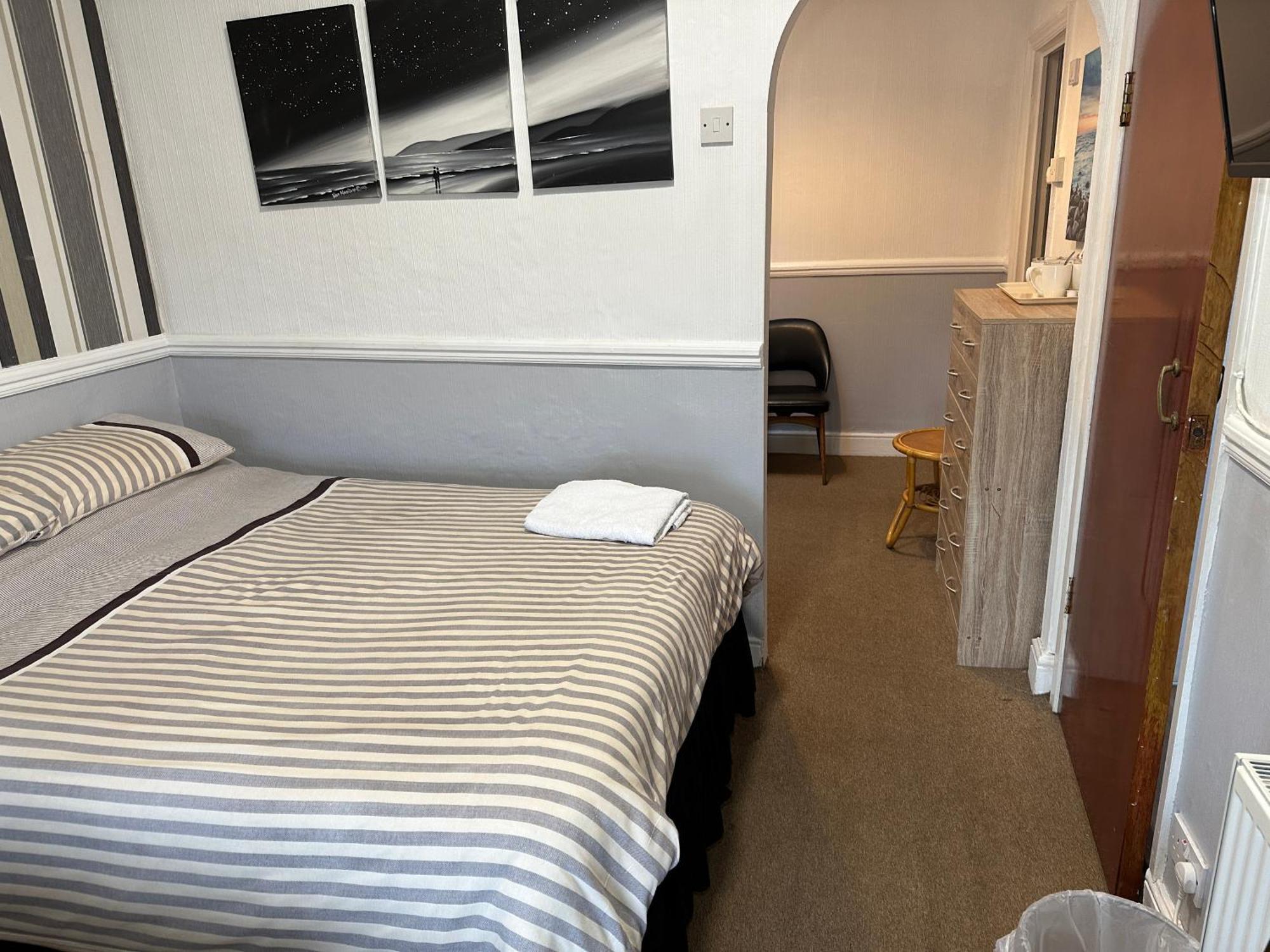 Tuxford House Guest house
